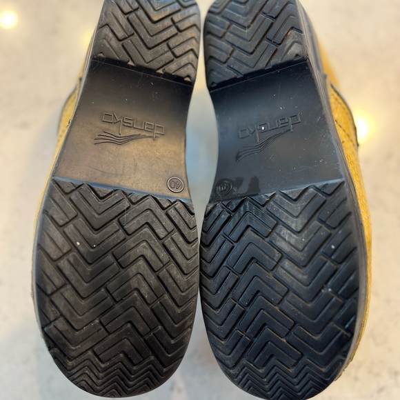 Dansko professional patent yellow snakeskin clogs size 40 - Picture 10 of 10